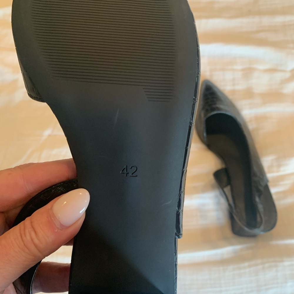 Chic Black Croc-Patterned Slingback Heels - image 6